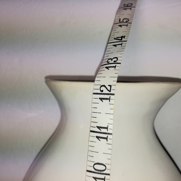 3D Cream Colored Vase Marquise Opening Abstract Circle Design Glossy 12.25" X 8" - Picture 7 of 11